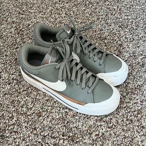 Nike Court Legacy Lift